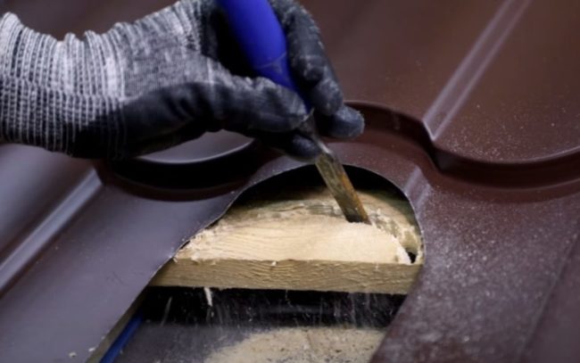 Снимка: Премахване на ръба на обшивка с длето
