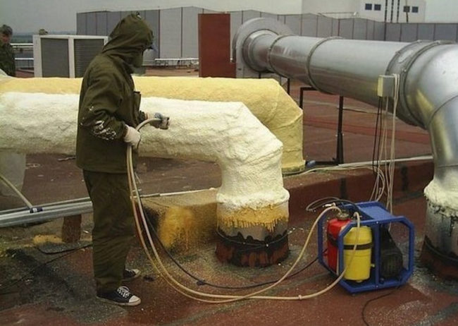 Снимка: Изолиране на въздуховод с пръскана полиуретанова пяна