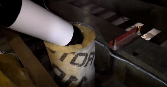 Снимка на секция от въздуховод, изолирана с парче минерална вата