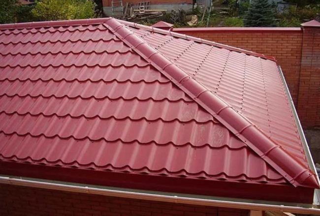 Снимка: Ханжов покрив с непрекъснати стрехи и билови отвори без наклонени отвори