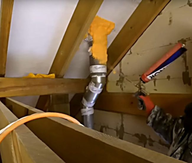 Снимка: Разпенване на вентилационен щранг