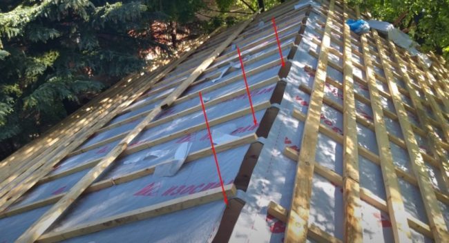 Снимка: Пролука между хидроизолационните листове по гредата на билото