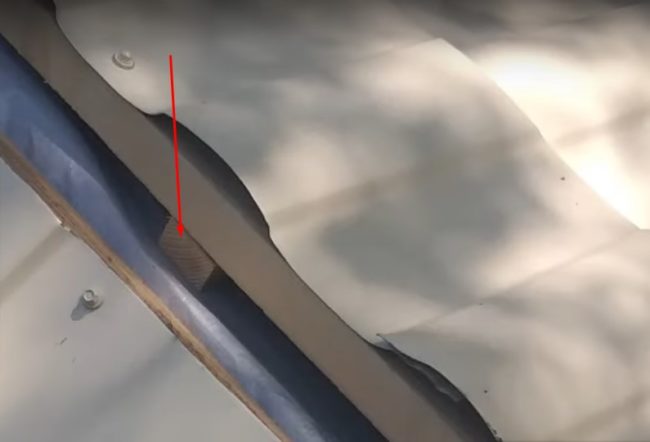 Снимка: Пролука между металните керемиди по гредата на билото