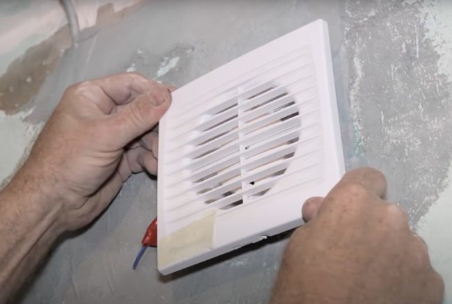 Снимка: Монтиране на повърхностно монтиран вентилатор в корпус
