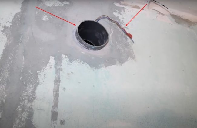 Снимка на ръкав, монтиран в стена, с излизащи кабели