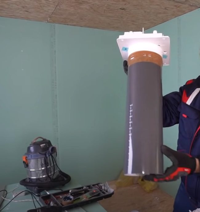 Снимка на вътрешното тяло с оборудване, извадено от цилиндричния корпус