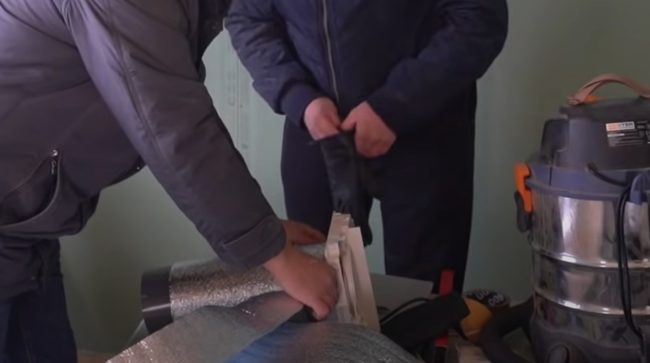 Снимка на вътрешния модул на рекуператора, обвит в два слоя пенофол