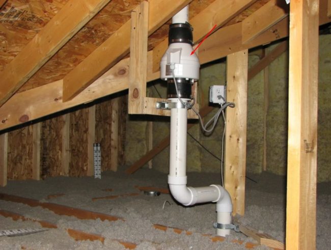 Снимка на обикновен вентилатор за отвеждане на въздуха на тавана