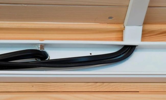 Снимка: Полагане на проводници в кабелен канал