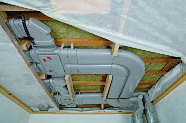 Снимка: Разположение на каналите за подаване и изпускане на въздух за механична вентилация под тавана