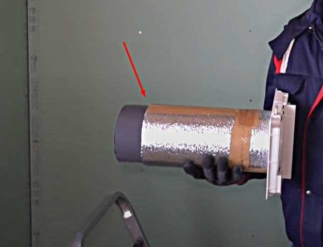 снимка - Ширината на блоковата изолация с пенофол е равна на дебелината на стената, изработена от SIP панели и външната облицовка