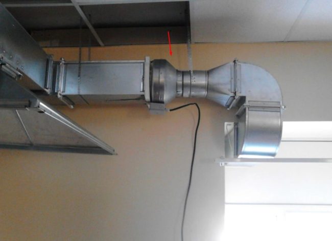 Снимка: Свързване на цилиндричен вентилатор към квадратна кутия с помощта на адаптери