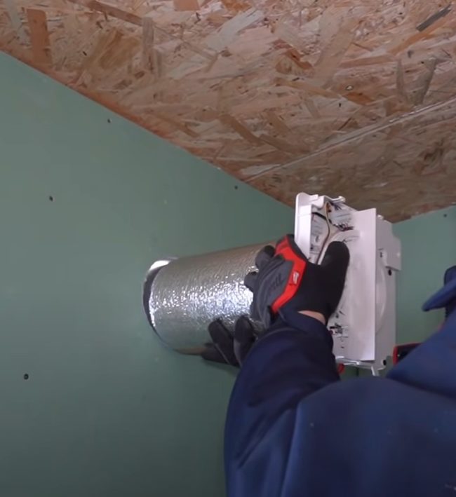 Снимка: Монтиране на рекуператор в отвор в стената