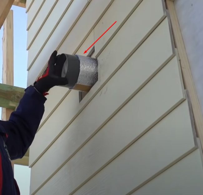 Снимка на изпъкналата предна част на рекуператора на фасадата