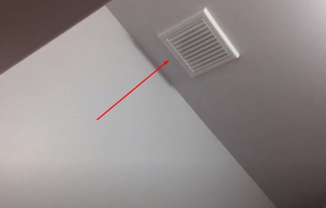 Снимка на решетката за отвеждане на въздуха в банята на втория етаж