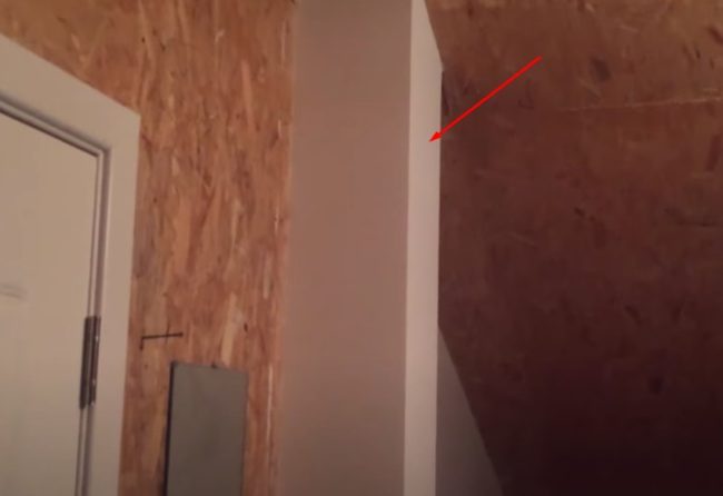 Снимка на изпускателен щранг, скрит от кутия