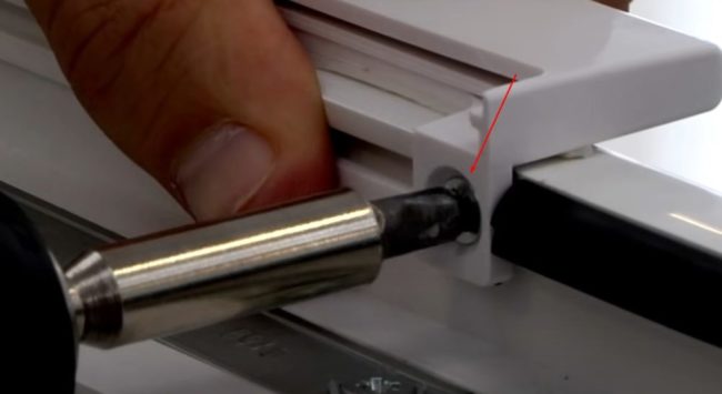 Снимка: Закрепване на лентата с винтове