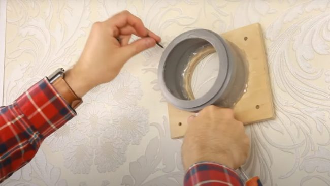 Снимка Фиксиране на шаблона на стената