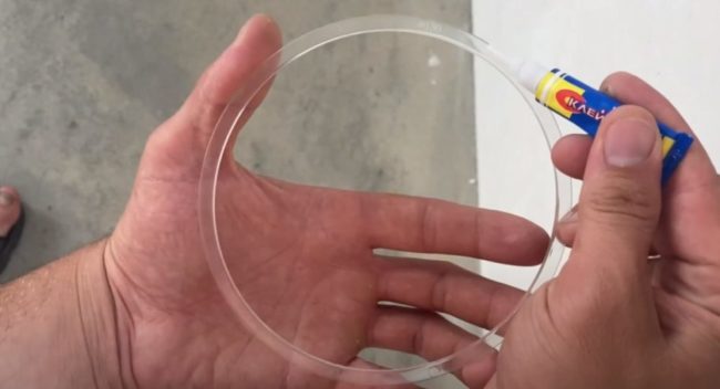 Снимка: Нанасяне на лепило върху монтажния пръстен