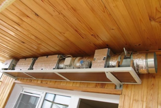 Снимка на оборудване за механична вентилация за лоджия