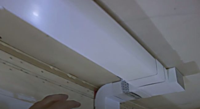 Снимка: Пластмасов изпускателен канал, закрепен към тавана със скоби
