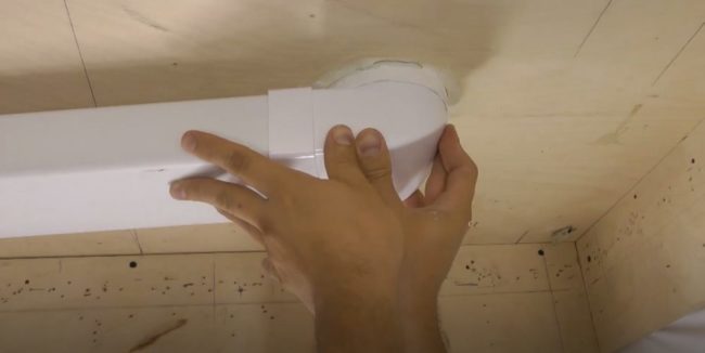 Снимка: Свързване на кутията към изпускателната тръба