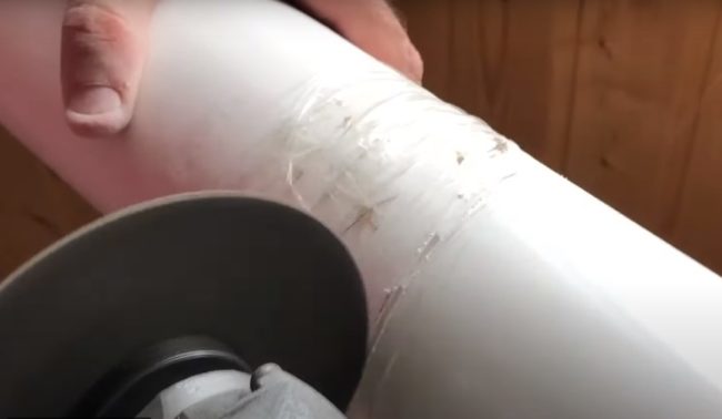 Снимка: Рязане на тръба с шлайфмашина