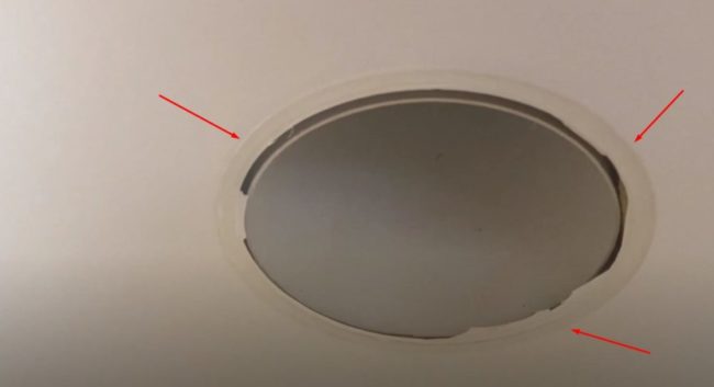 Снимка: Залепен пръстен в областта на вградения елемент с изрязан фрагмент от опънато фолио вътре