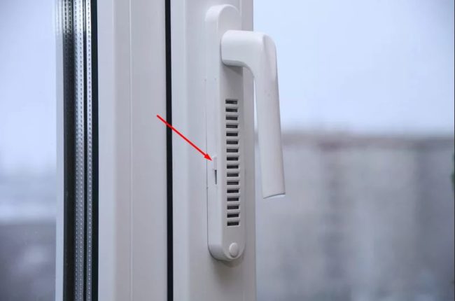 Снимка на вентилатор под дръжката на пластмасов прозорец