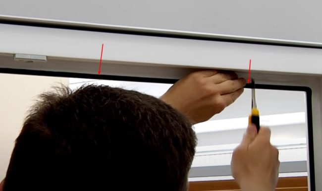 Снимка: Премахване на парче уплътнител от рамката на основния прозорец