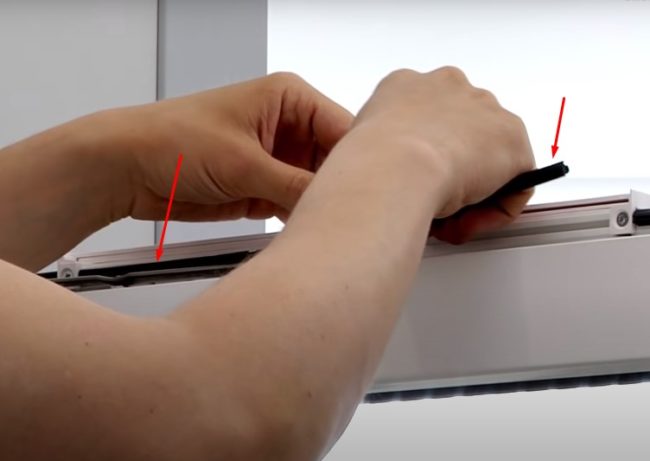 Снимка: Поставяне на уплътнителния шнур в жлеба на рамката