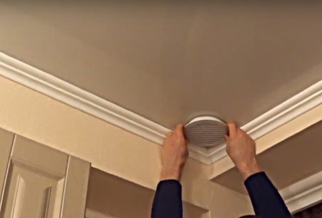 Снимка на скарата, поставена в отвора, оградена от залепения термо пръстен