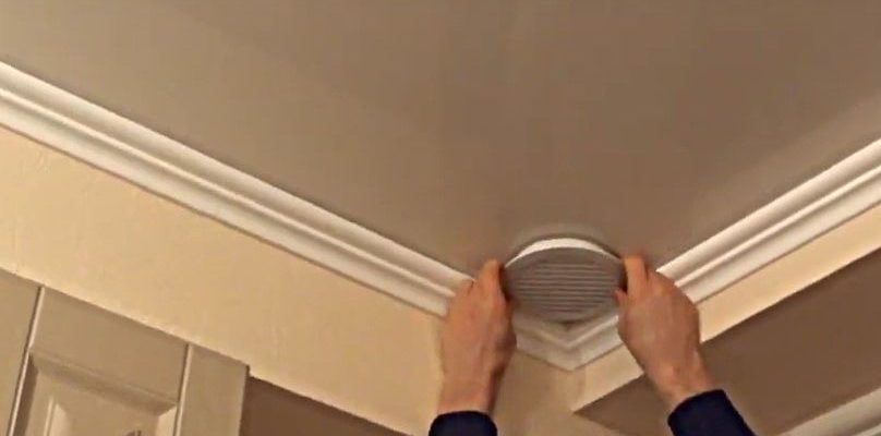 Снимка на скарата, поставена в отвора, оградена от залепения термо пръстен