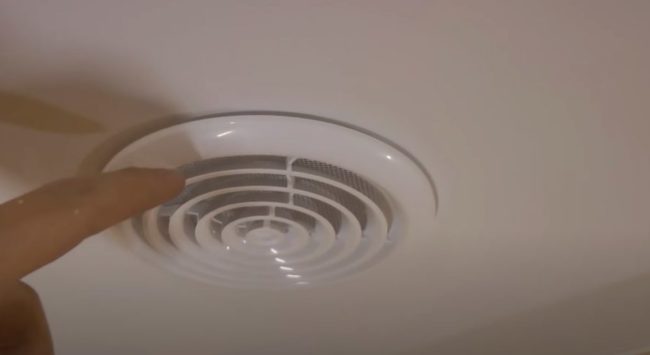 Снимка на дифузьорната решетка, поставена в адаптера на кутията