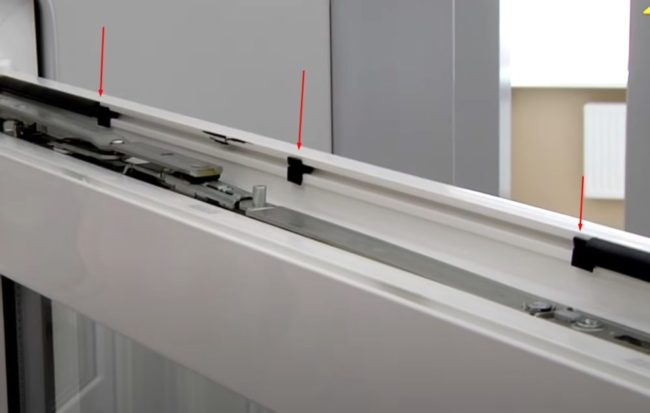 Снимка на скоби, поставени в жлеба на крилото