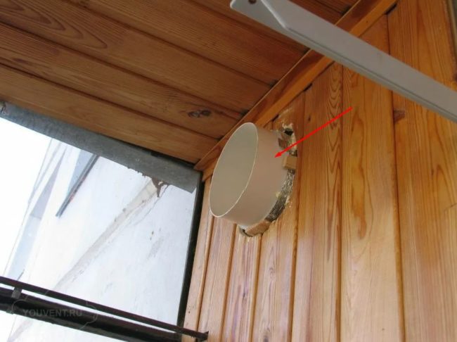 Снимка на изхода към балкона от вентилационния канал на апартамента