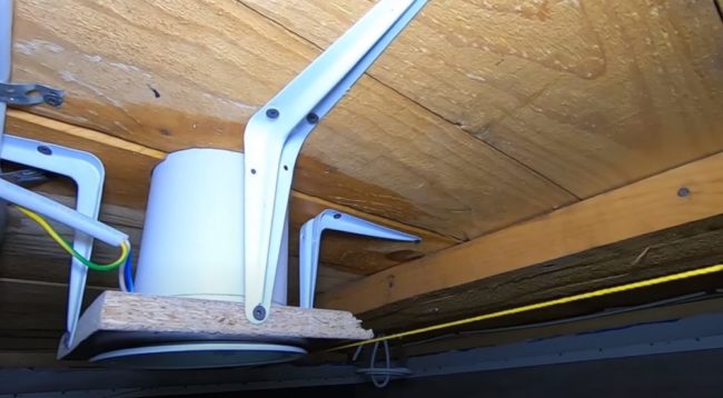 Снимка на щранг, преминаващ през тавана с вграден елемент