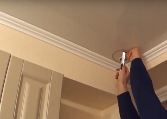 Снимка: Изрязване на отвор във фолиото по вътрешния периметър на пръстена