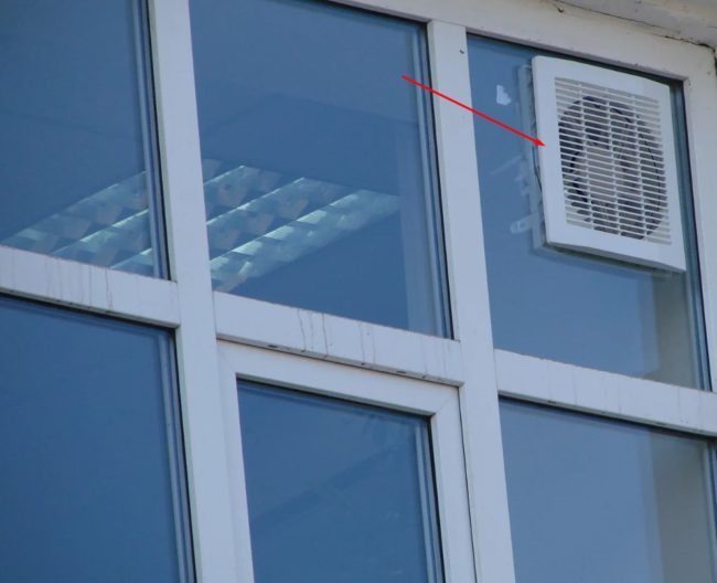 Снимка на абсорбатор с вграден вентилатор