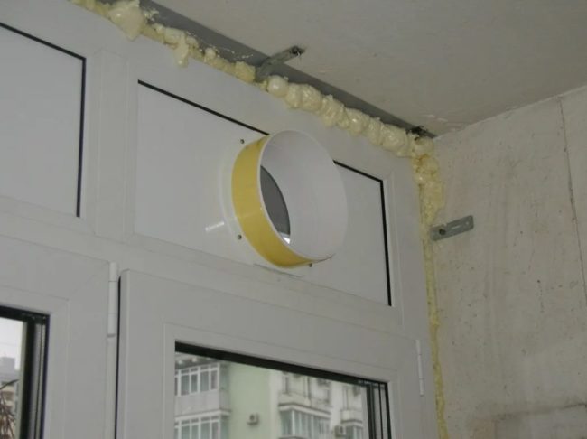 Снимка на вентилационен отвор на остъклен балкон