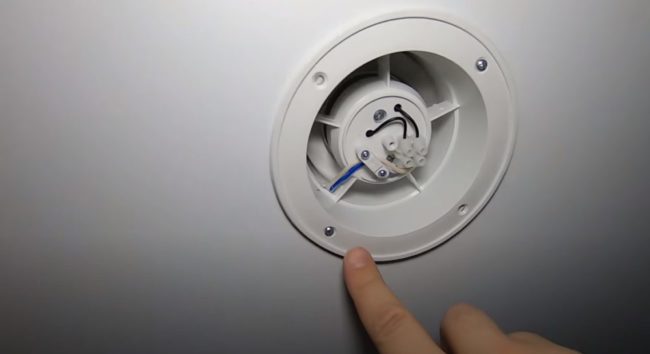 Снимка на вентилатор за канал, закрепен към монтажен елемент с винтове