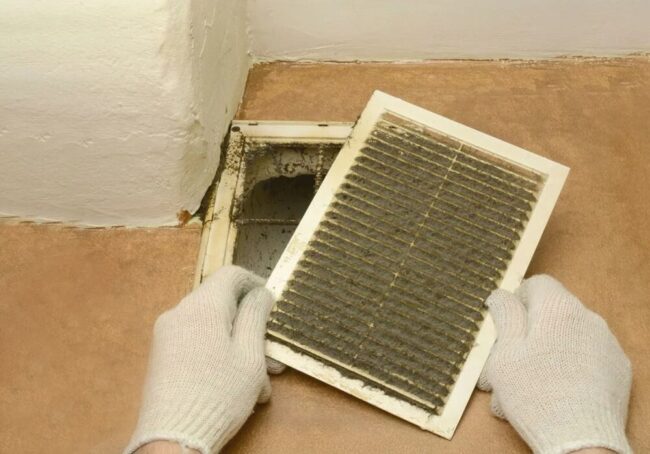 Снимка: Почистване на вентилационната решетка
