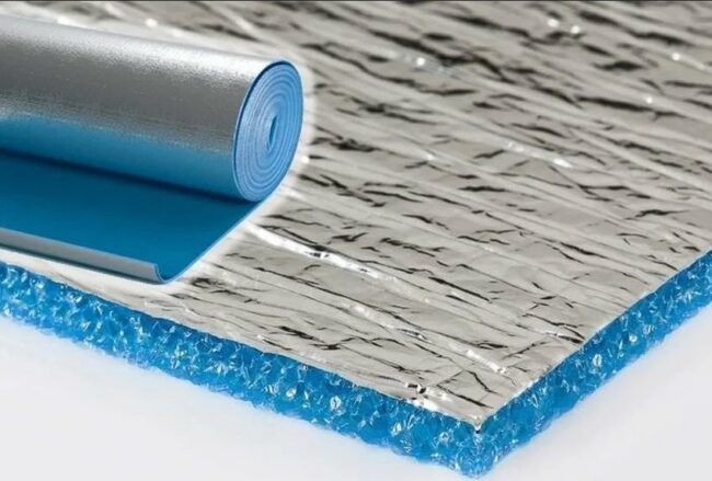 Снимка на изолационен материал с фолио покритие