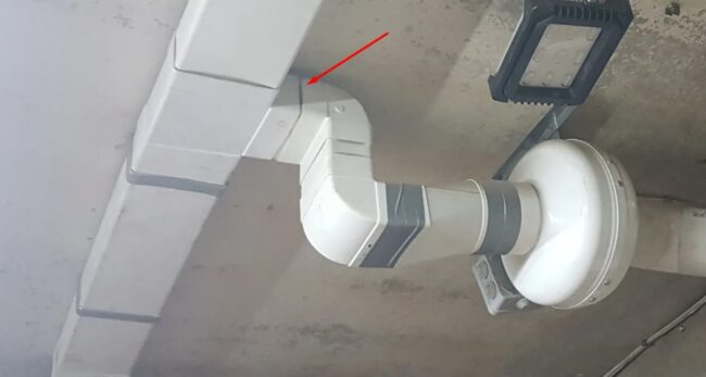 Снимка на свързан изпускателен канал от стая към централизиран канал