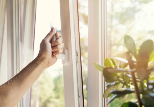 Снимка: Вентилация през отворен прозорец