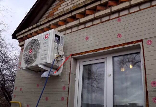 Снимка на въздуховода под външния модул на сплит система