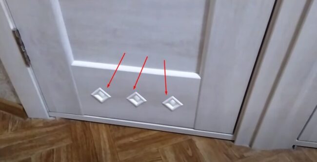 Снимка на решетки, поставени в изрязани прозорци на врата