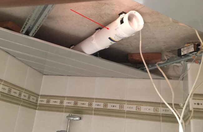 Снимка на аспиратор, монтиран на тавана в баня