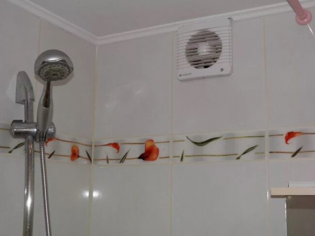 Снимка на вентилатор за баня, направен със стенен вентилатор