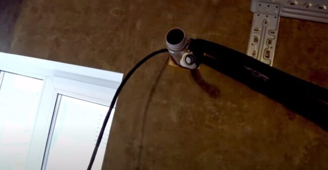 Снимка на фреонови тръби, кабел и въздуховод, изведени на улицата през стената